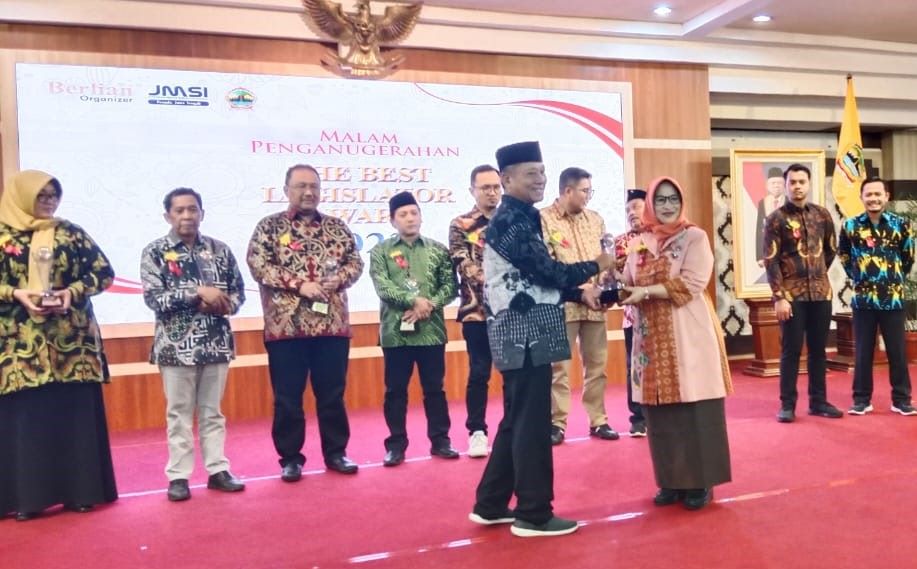 Ketua DPRD Kabupaten Pekalongan Hindun Terima Penghargaan The Best Legislator Award 2023