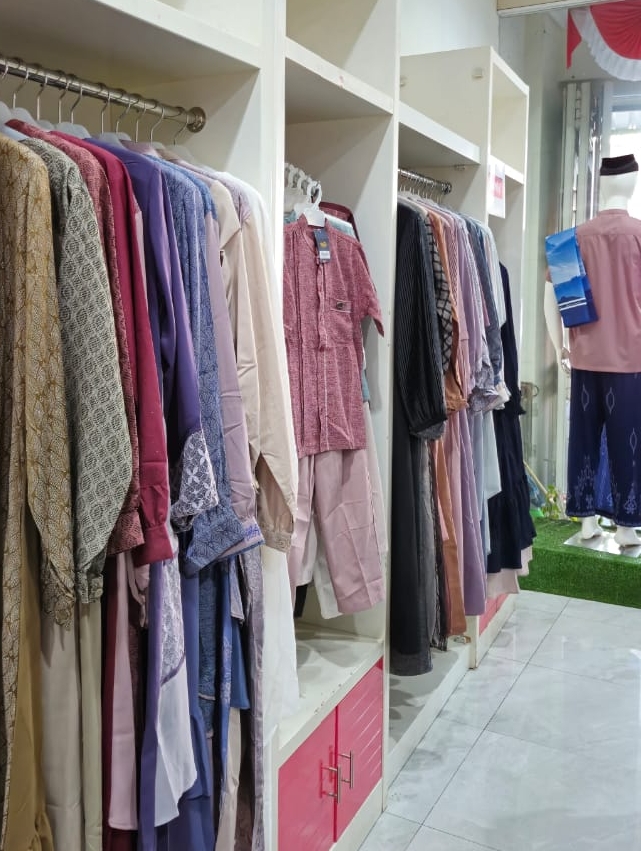 Tren Model Baju Sarimbit Keluarga Lebaran Masih Diminati di Pekalongan