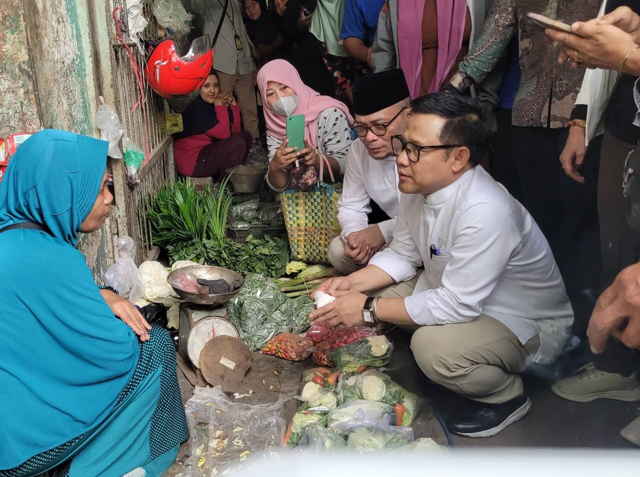 Dengarkan Keluhan Pedagang dan Cek Harga, Muhaimin Iskandar Kunjungi Pasar Grogolan Pekalongan