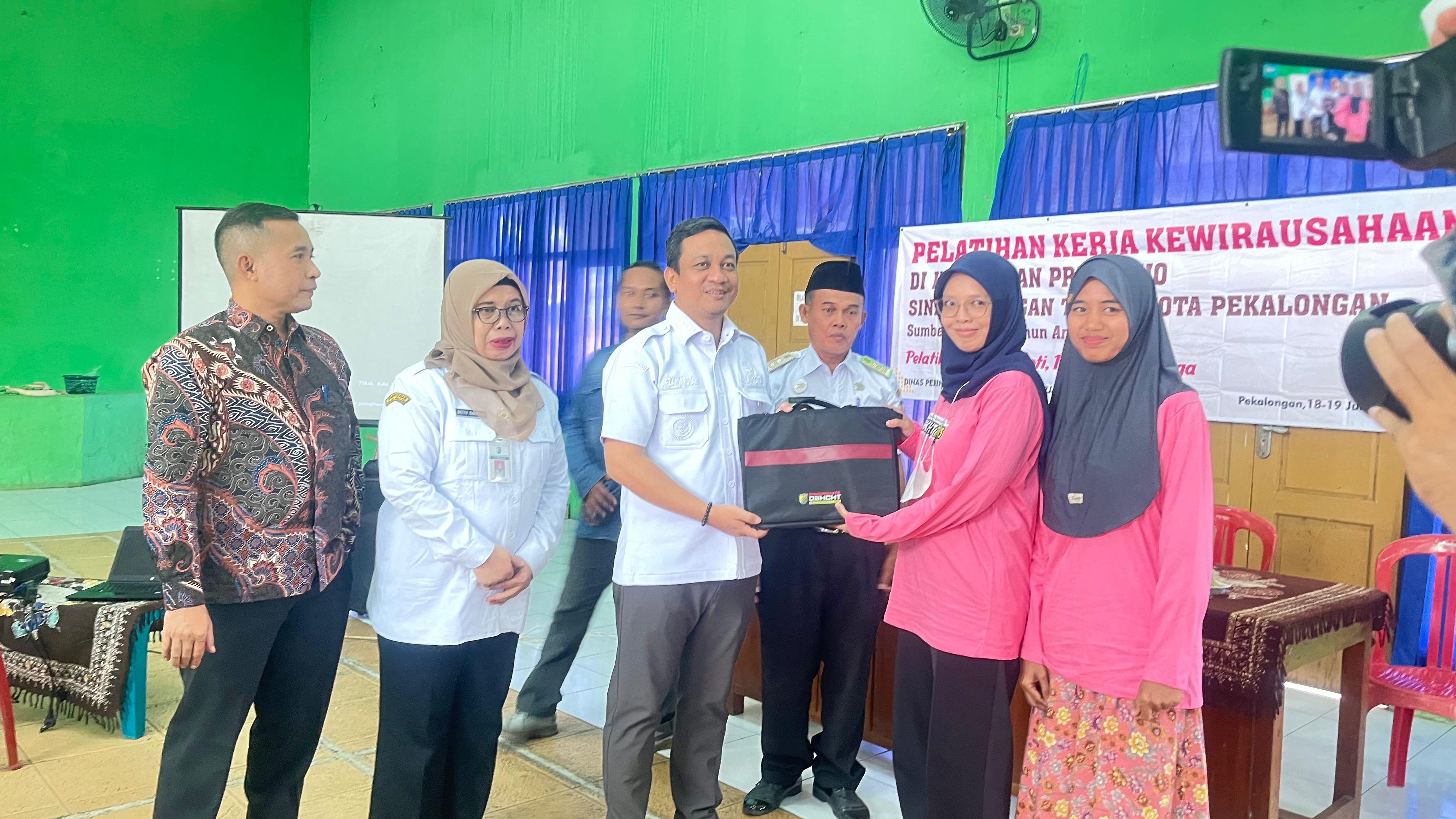 Semangat Ibu-ibu Ikuti Pelatihan Kerja Singkat Membuat Kue dan Roti