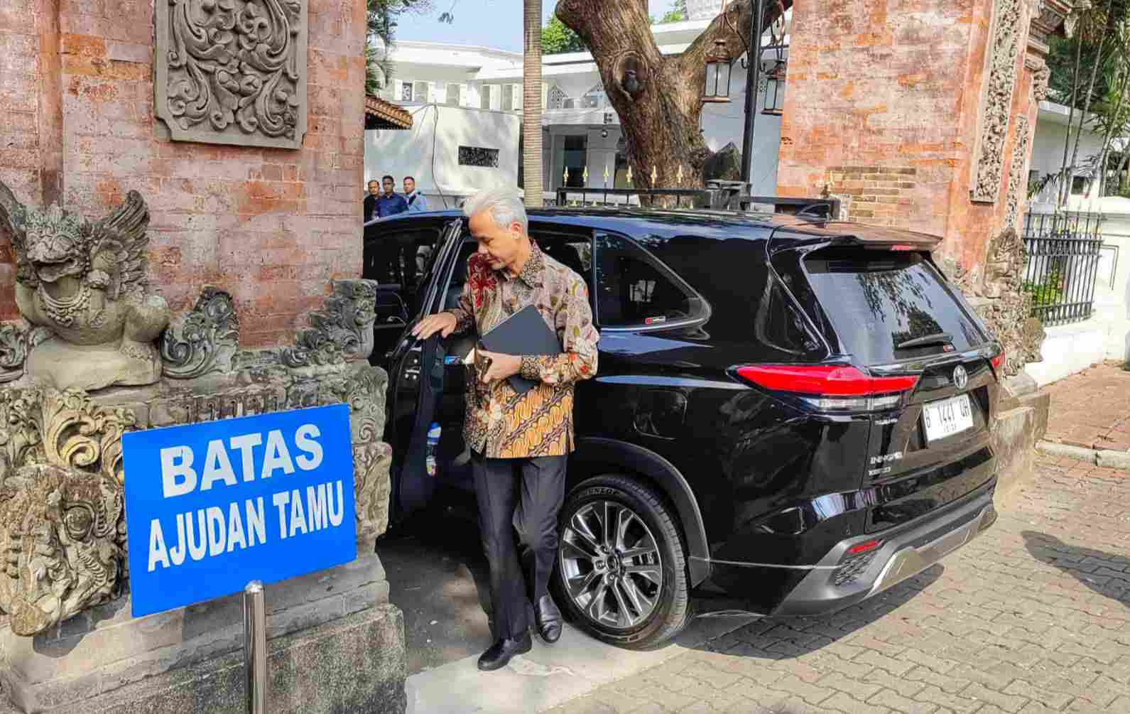 Ganjar Mendadak Diundang Jokowi ke Istana, Ada Apa?