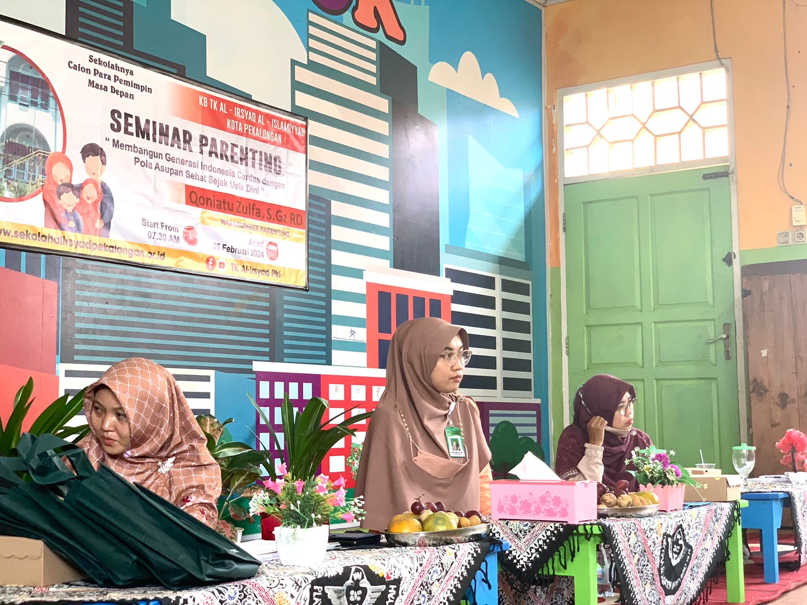 Goes To School: Hotel Santika Pekalongan Gandeng TK Al-Irsyad dan RS Siti Khotijah Gelar Seminar Parenting