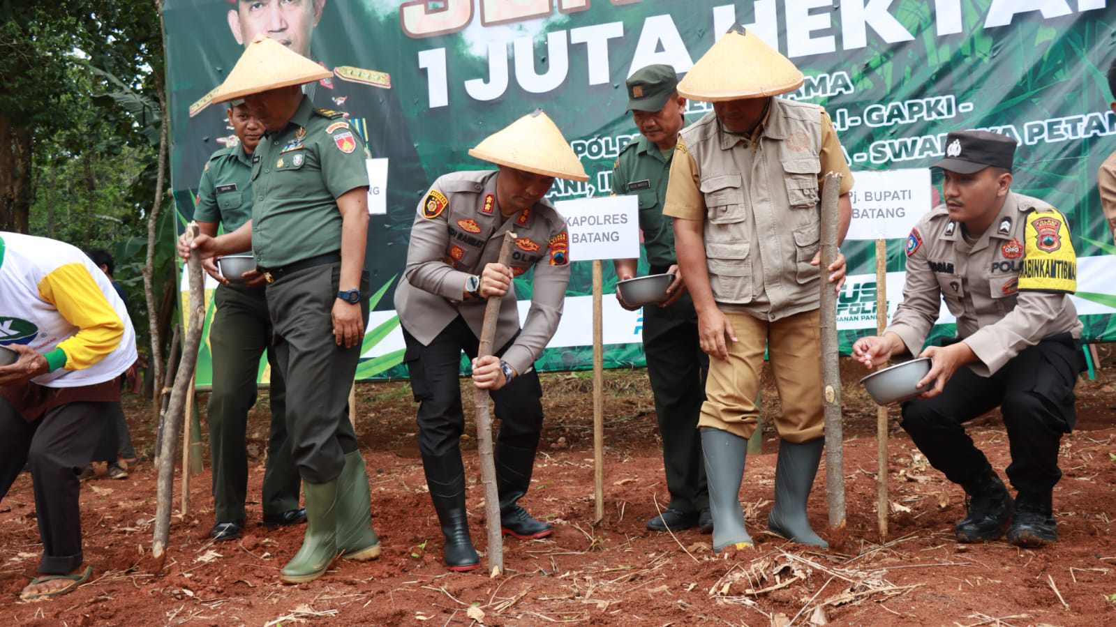 Dukung Swasembada Pangan, Polres Batang Gandeng Dispaperta Tanam Jagung di Lahan Seluas 100 Hektar