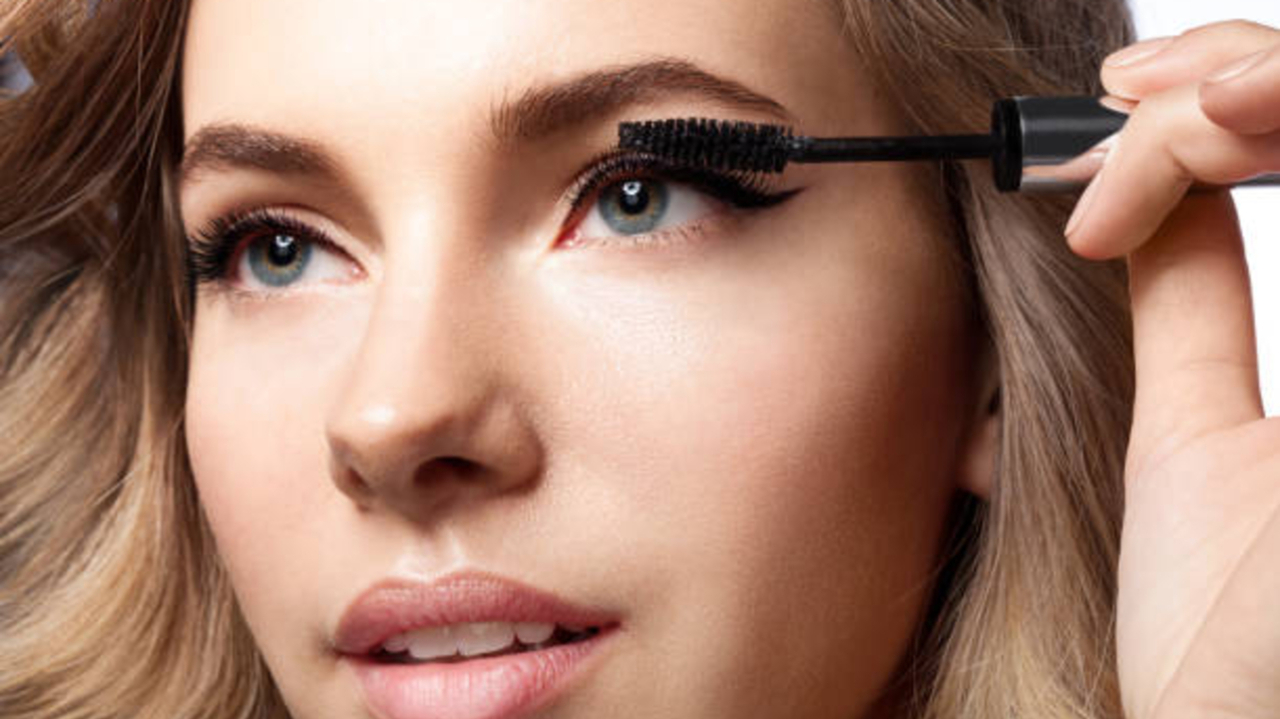 5 Maskara Terbaik untuk Bulu Mata Lentik dan Tebal Sepanjang Hari 2025