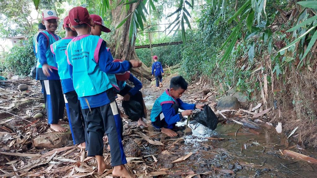  Patut Ditiru, Pelajar SDN Wonokerso 02 Kandeman Komitmen Minimalisir Sampah Plastik 