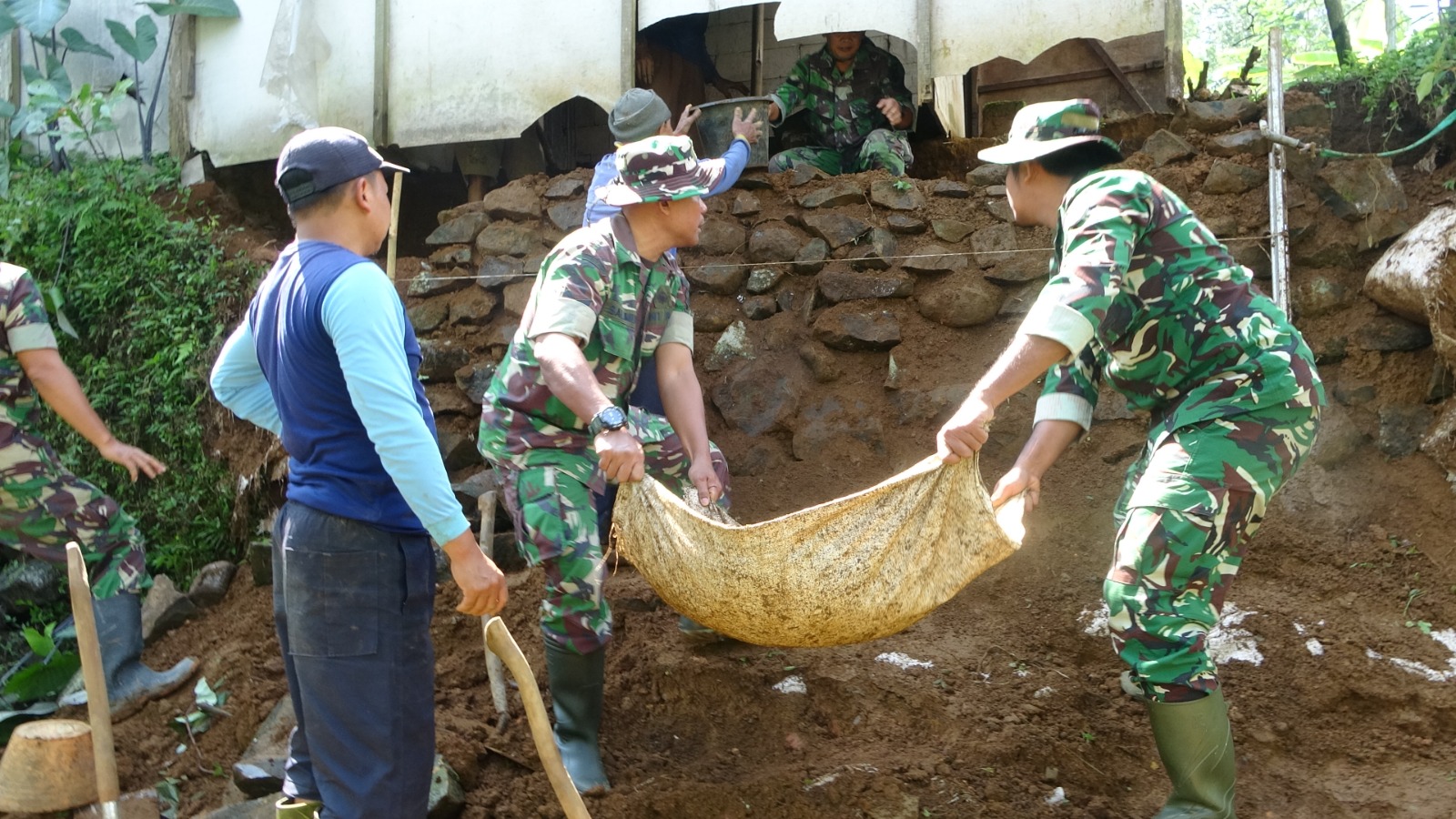 TNI Koramil Paninggaran Gerak Cepat Bantu Warga Terdampak Longsor di Kaliboja