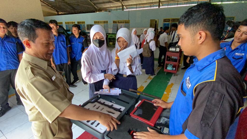 Asyiknya Calon Siswa Baru Bisa Jelajahi Pameran Karya SMKN 1 Kandeman 