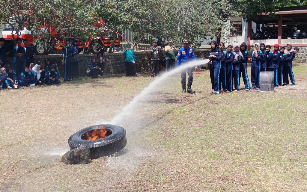 Latih Tanggap Darurat, Pelajar SMAN 1 Subah Belajar Simulasi Kebakaran dan Penanganan Ular