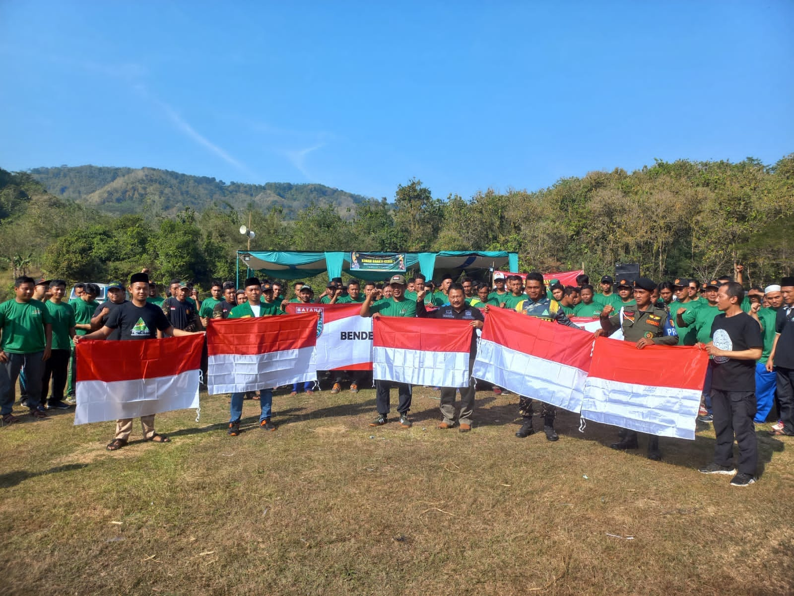 Tunjukkan Semangat Nasionalisme, ASN Pemkab Batang Bagi-bagi 17.823 Bendera Merah Putih