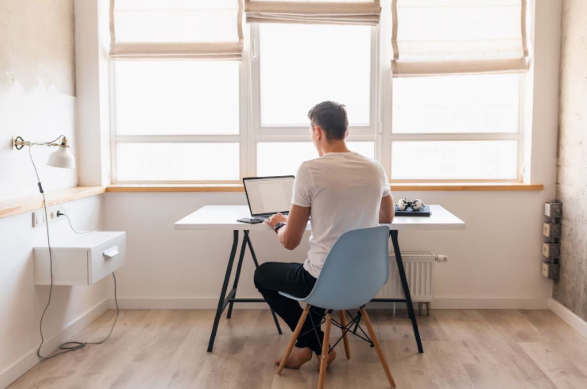 Mengapa tetap menggunakan sunscreen meski di dalam ruangan? Ini dia Alasannya 