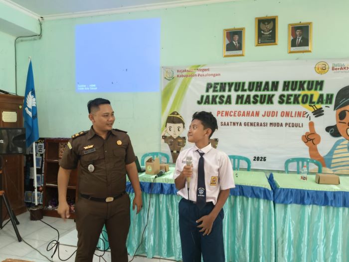Jaksa Masuk Sekolah di SMPN 1 Tirto Pekalongan, Pelajar Dikenalkan Profesi Jaksa Hingga Dibekali Bahaya Judol