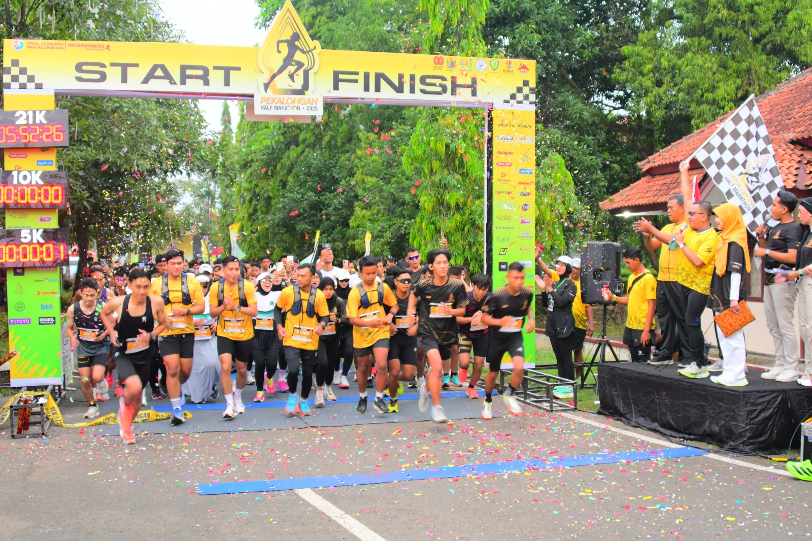Wakil Bupati Pekalongan Sukirman Lepas Ribuan Pelari di Pekalongan Half Marathon 2025