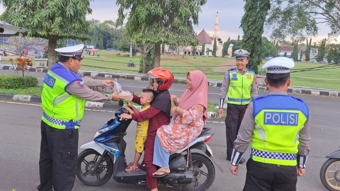 Peduli di Bulan Ramadhan 2025, Polres Pekalongan Bagikan Takjil Gratis Setiap Hari