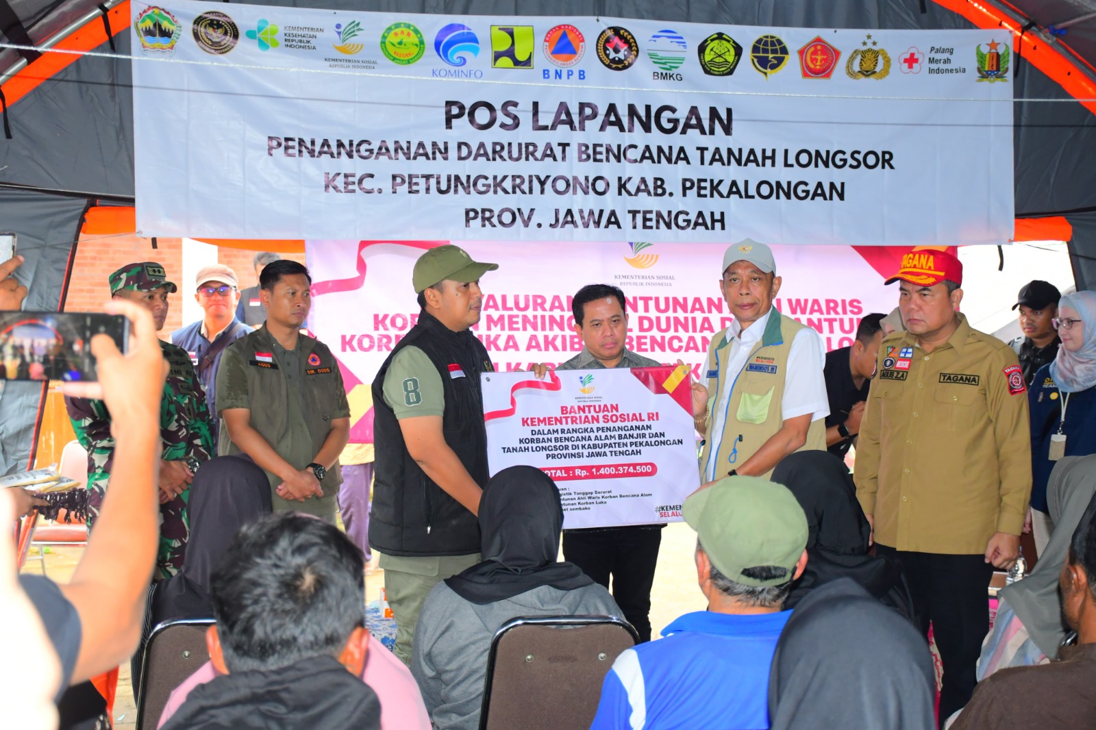 Pemkab Pekalongan Dampingi Wamensos RI Salurkan Santunan dan Bantuan untuk Korban Longsor Petungkriyono