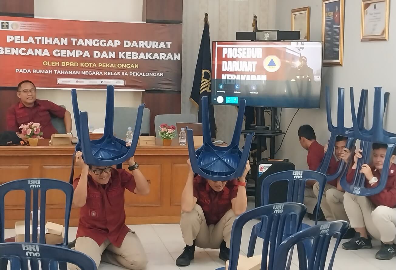 Petugas dan Warga Binaan Rutan Pekalongan Dilatih Tanggap Darurat Bencana Gempa dan Kebakaran