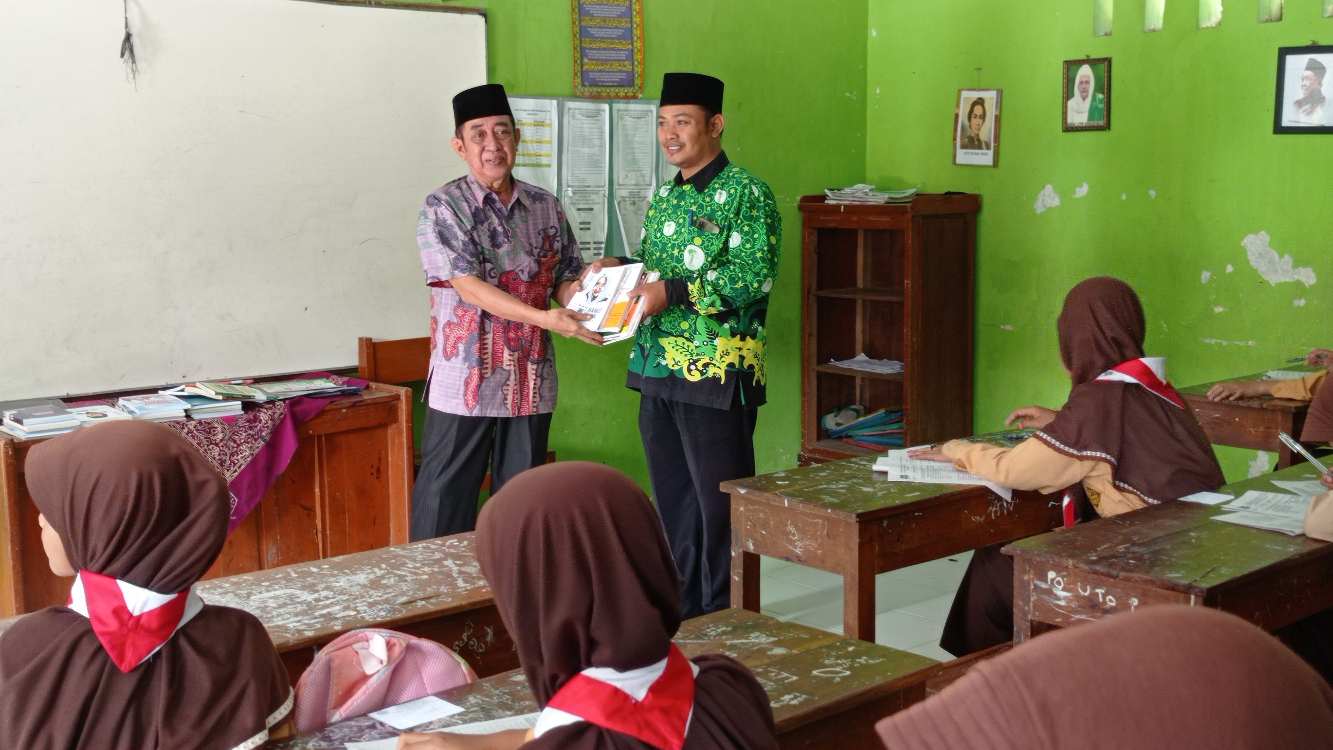 Kunjungi MI Salafiyah Kertijayan Pantau KBM Selama Ramadan dan Berikan Bantuan Buku 