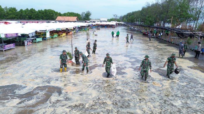 Meski Banjir Rob, Kodim 0710 Pekalongan Bersih-bersih Pantai Wonokerto