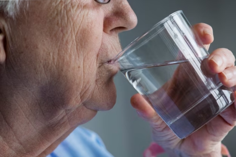 Solusi Terbaik Cegah Asam Urat pada Lansia 60 Tahun, Cukup Rutin Minum Air Putih Setiap Hari
