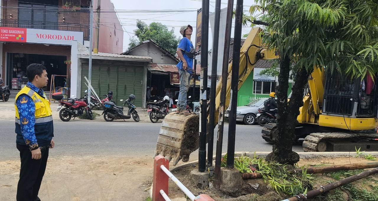 Puluhan Tiang Jaringan Internet Sejumlah Provider di Jalan Ahmad Yani Batang Dicabut Paksa