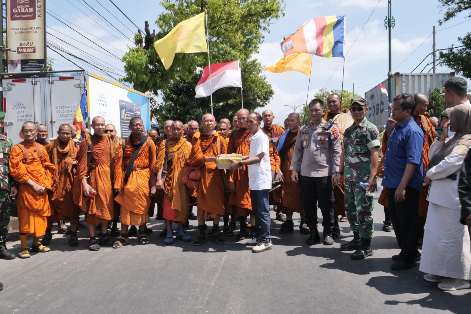 Pemkab Pekalongan Beri Dukungan pada 39 Bhikkhu Thudong, Berikan Bantuan Perbekalan