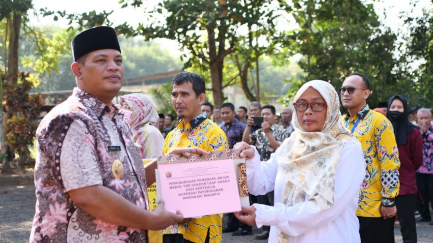 Apel Hari Koperasi ke-76, Plh Bupati Pekalongan Serahkan Penghargaan Kepada 3 Koperasi Berprestasi