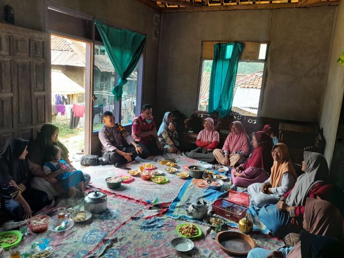 Hadiri Kegiatan P2K2, Kanit Binmas Polsek Paninggaran Berikan Imbauan Ini untuk Emak-emak Desa Kaliombo