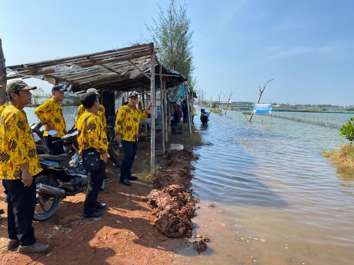 Sekda Kabupaten Pekalongan Tinjau Banjir Rob di Pesisir Siwalan, Ini Langkah Pemda Tangani Rob Depok-Blacanan
