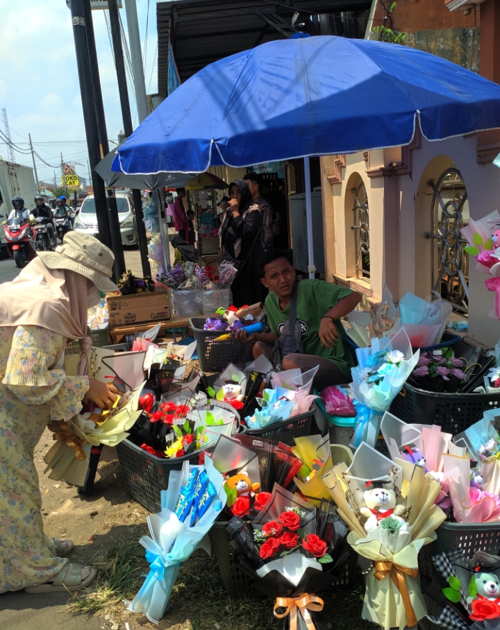 Berkah Penjual Buket Selama Musim Wisuda di Pekalongan