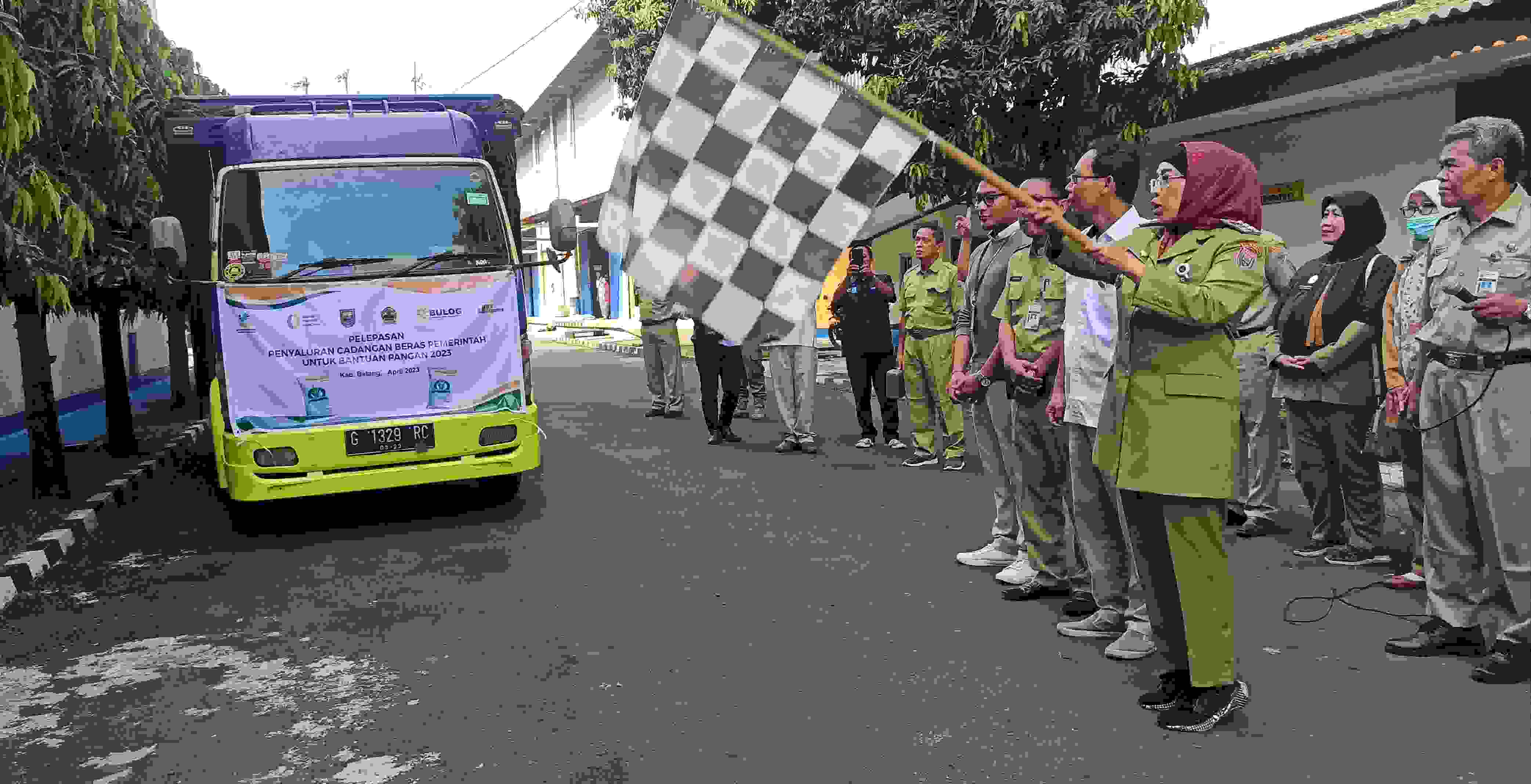 Bulog Salurkan 826,4 Ton Beras Cadangan untuk Puluhan Ribu Warga Miskin di Batang