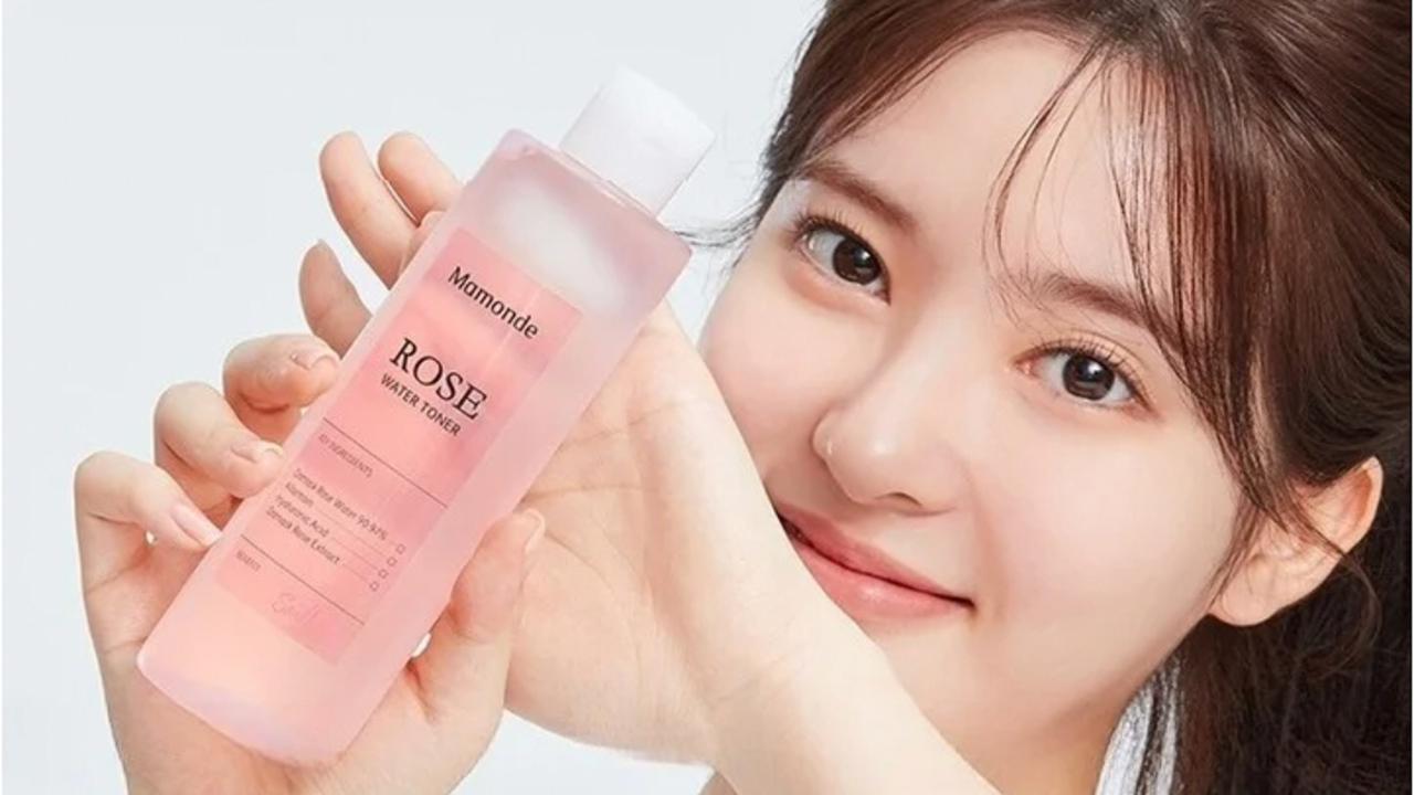 4 Rekomendasi Air Mawar Penghilang Flek Hitam untuk Usia 40 Tahun Ke Atas, Dibawah 20 Ribuan