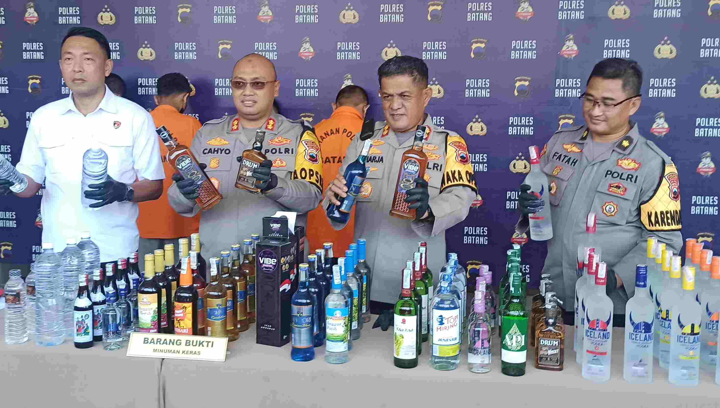 Selama Ramadhan, Ribuan Botol Miras Disita Jajaran Polres Batang dari Sejumlah Pedagang 