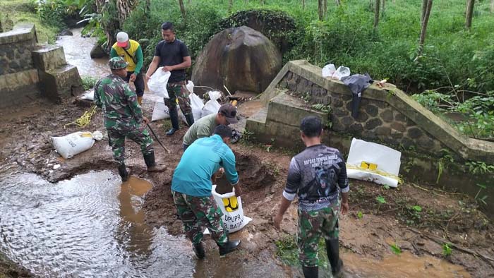 Demplot Kodim Mulai Terdampak Kemarau, Sejumlah Bhabinsa Dikerahkan Perbaiki Saluran Air 