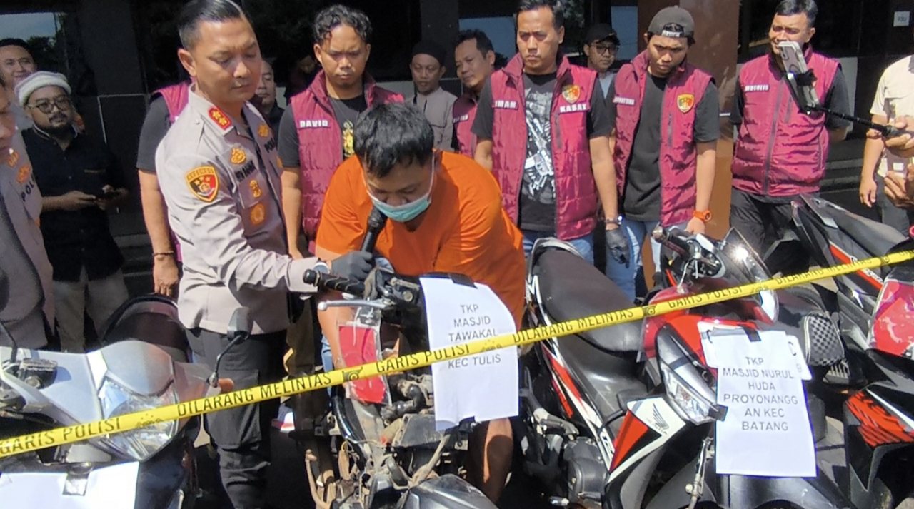 Hanya Butuh Waktu 5 Detik, Pelaku Pencurian Spesialis di Halaman Masjid Ini Bawa Kabur Motor Curian