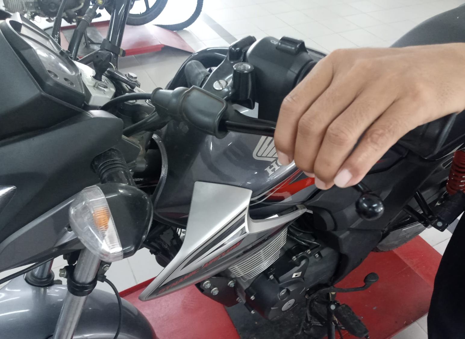 Tips Penggunaan Gigi dan Kopling Motor Manual Beserta Perawatannya