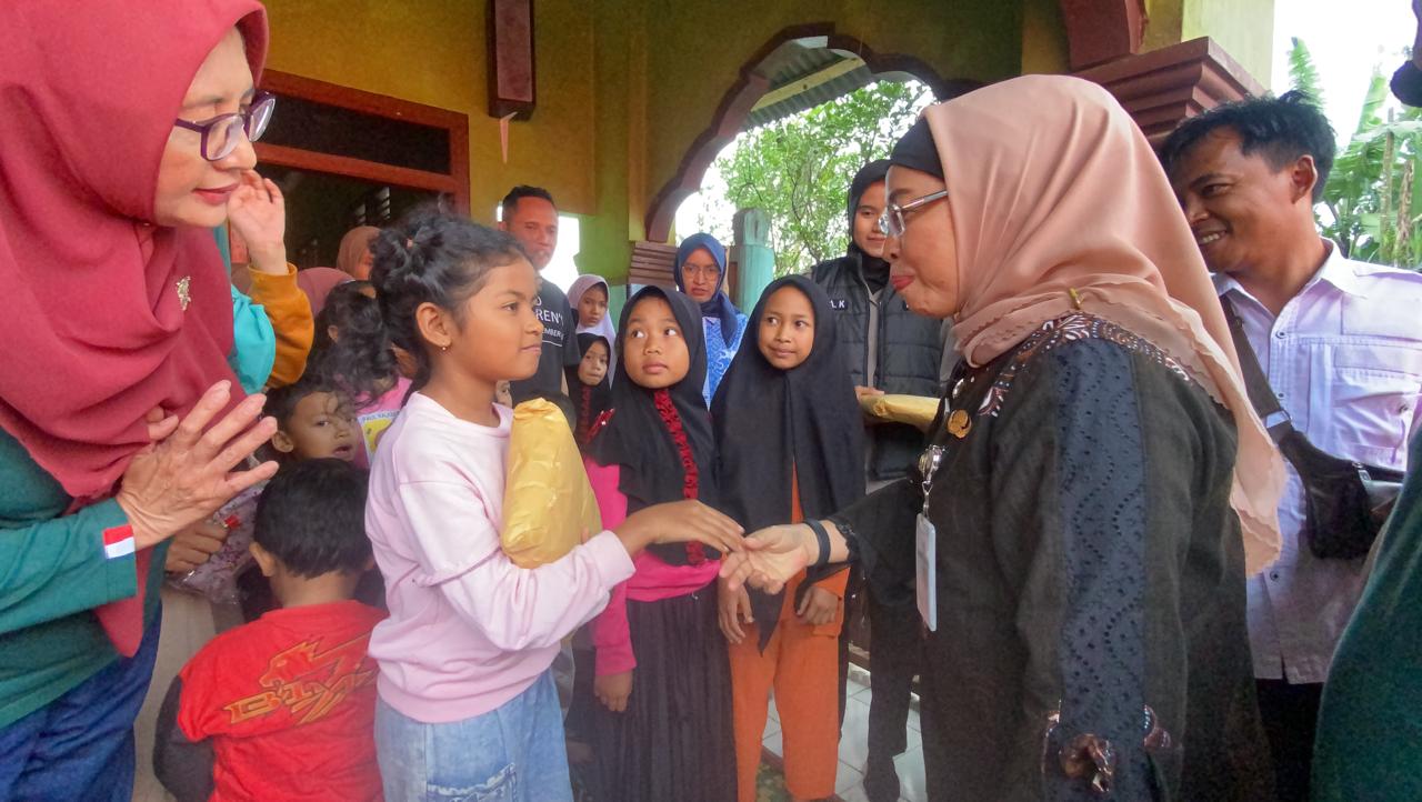 Pj Bupati Batang Jenguk Korban Banjir di Desa Surjo, Dua Warga Akan Dirujuk ke RSUD Batang