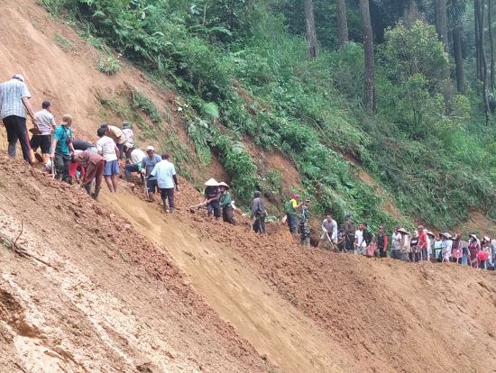 Akses Putus Diterjang Longsor, Warga dan Aparat Gabungan Buka Jalan Darurat Agar Desa Depok Tak Terisolir