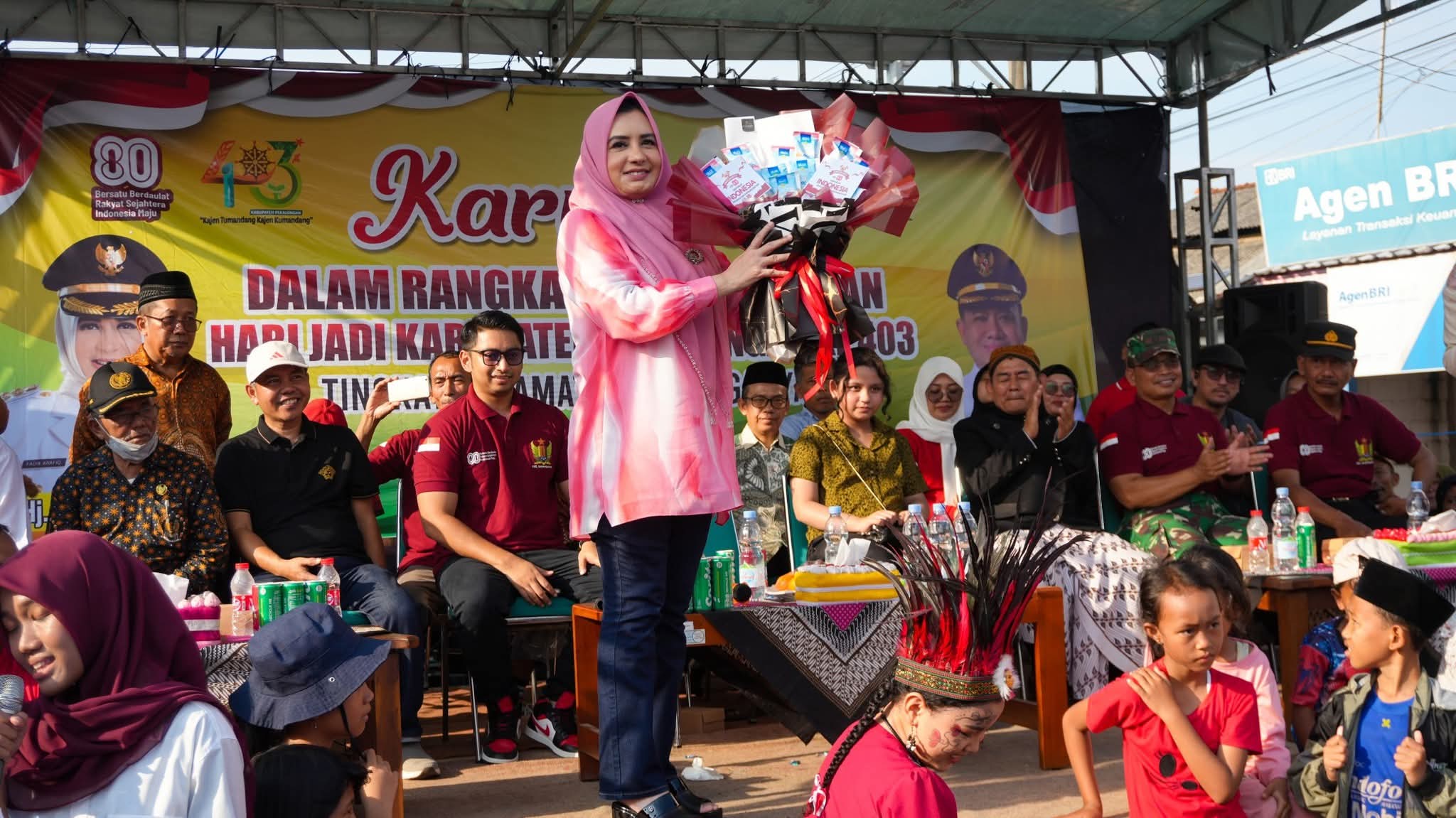 Bupati Fadia Arafiq Apresiasi Karnaval Kecamatan Karanganyar sebagai Wadah Kreativitas dan Persatuan