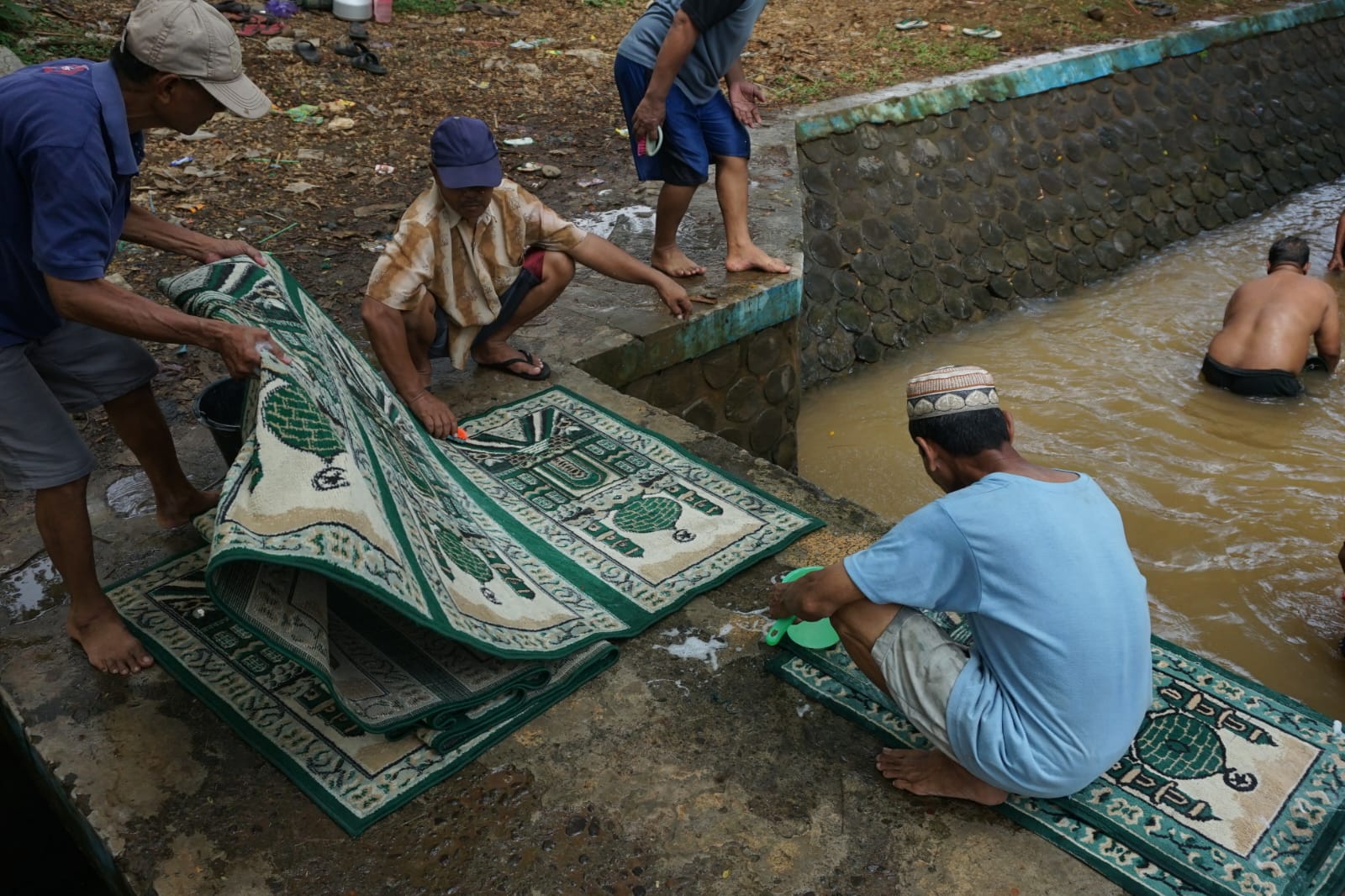 Jadi Tradisi Jelang Ramadan, Warga Berduyun-duyun Cuci Karpet Masjid dan Musala di Bendungan Kramat Batang