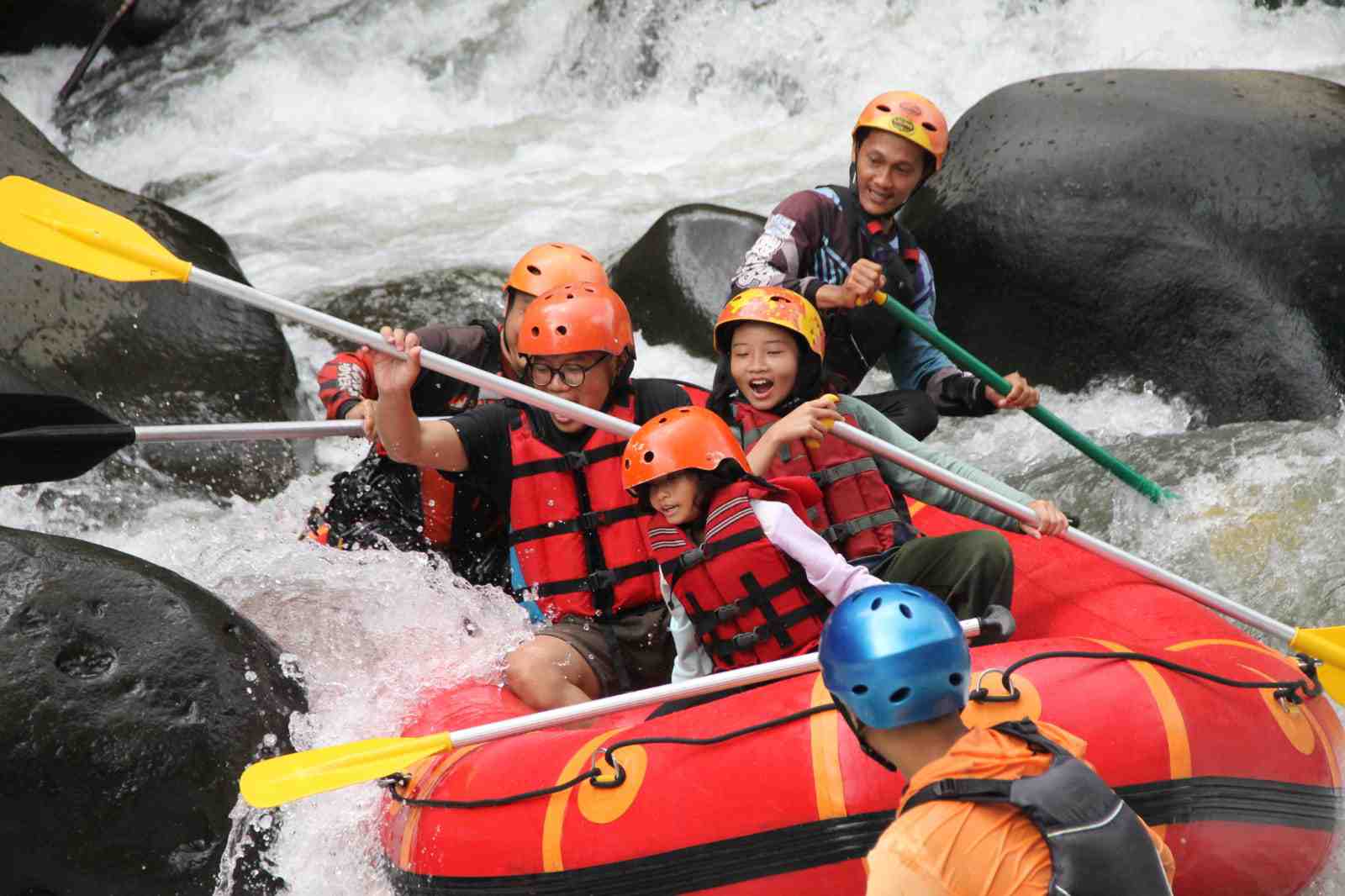 Liburan Seru Bermain Rafting Sambil Menikmati Keindahan Alam Lolong Pekalongan