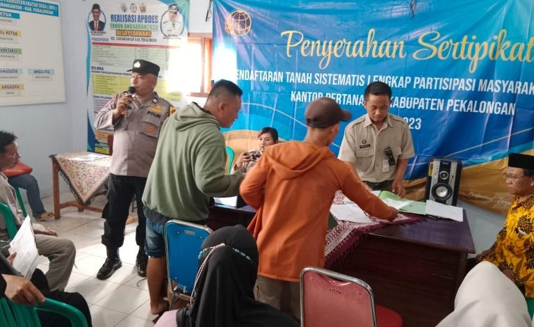 BPN Kabupaten Pekalongan Serahkan Ratusan Sertifikat PTSL di Desa Pedawang