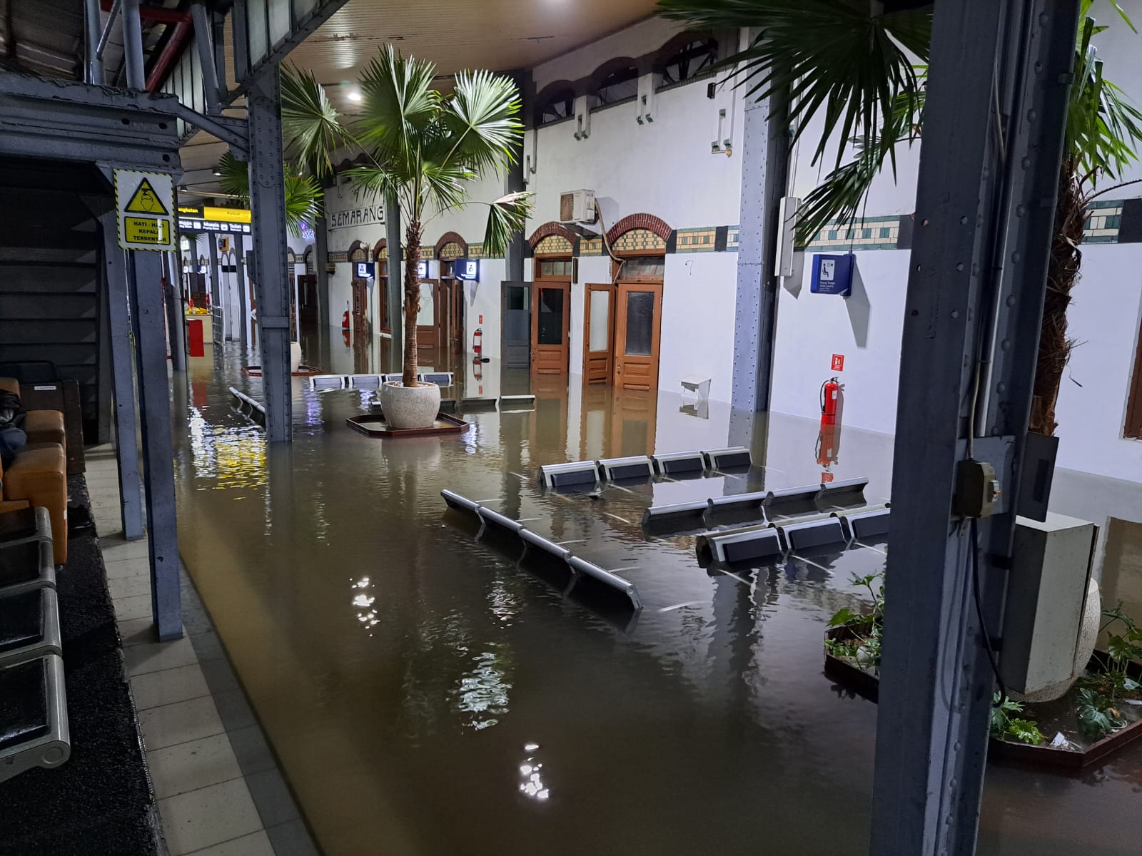 Layanan Penumpang Kereta Dialihkan ke Stasiun Semarang Poncol, Imbas Stasiun Semarang Tawang Dikepung Banjir 