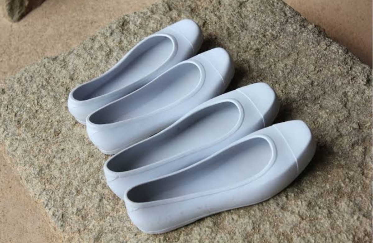 Tips Menghilangkan Bintik Hitam pada Sepatu dan Sandal Karet Menggunakan Cuka dan Pemutih!