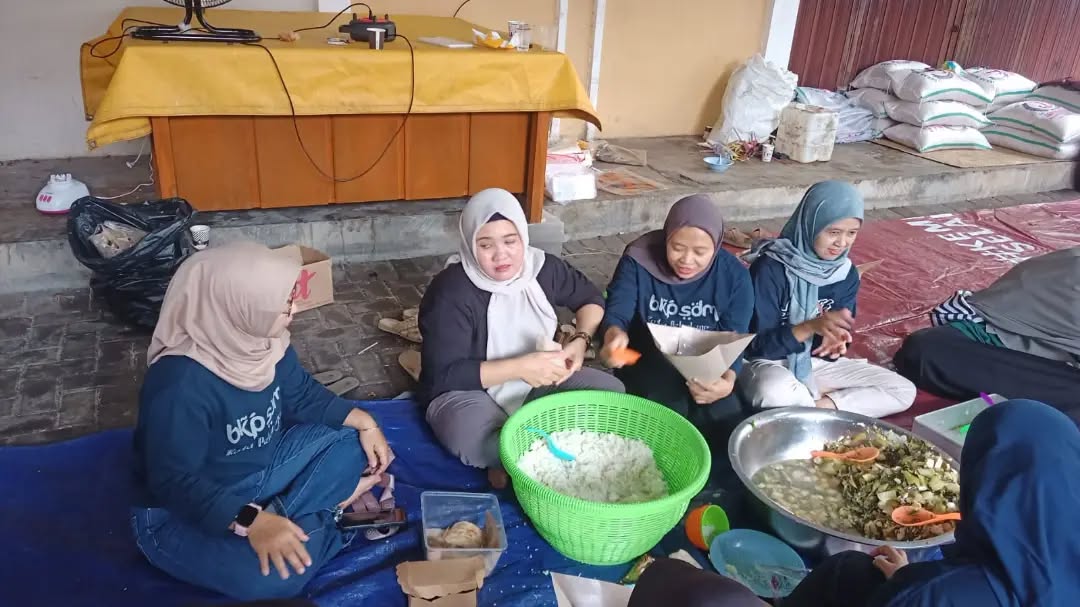Wujud Solidaritas, ASN BKPSDM Kota Pekalongan Terjun Jadi Relawan Dapur Umum Bantu Korban Banjir