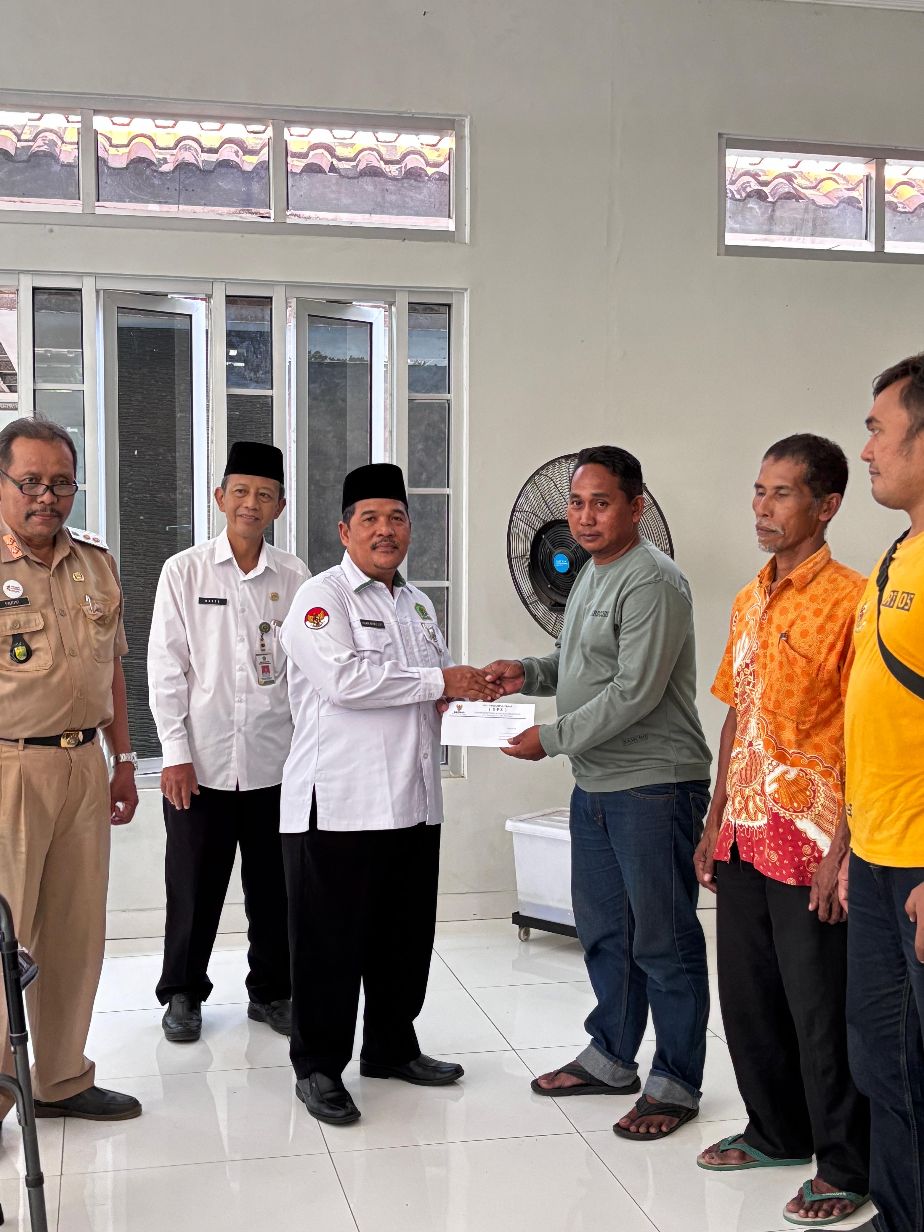Kemenag Pekalongan Salurkan Zakat untuk Warga Degayu dan Sosialisasikan Program Kampung Zakat