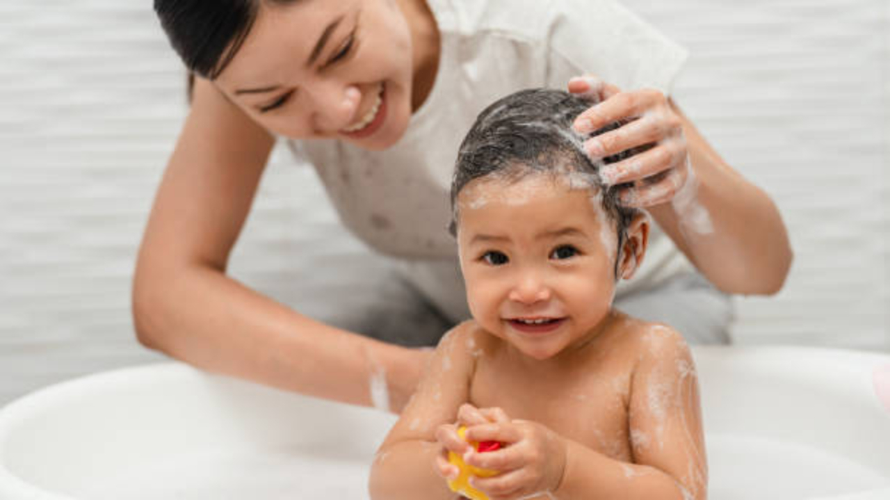 5 Shampo Penumbuh Rambut Bayi Tercepat yang Aman Di Kulit