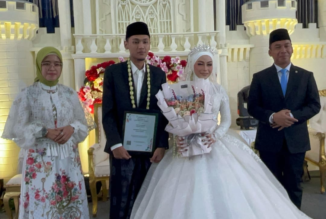 Kondangan ke Batang, Menteri Wihaji Beri Kado Sertifikat Elsimil Untuk Pengantin Baru di Plumbon Limpung