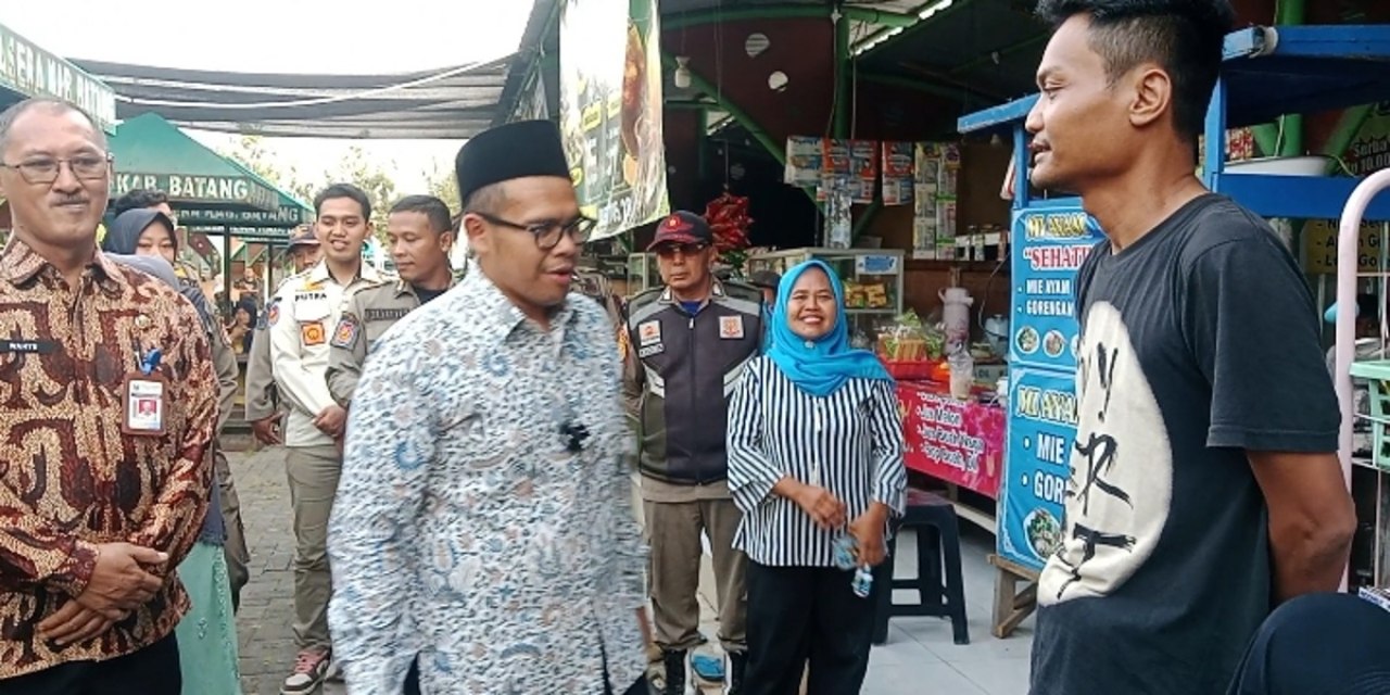 Bupati Batang Salurkan Bantuan Modal untuk Pedagang Pujasera, Janji Tata Kawasan Lebih Rapi dan Ramai