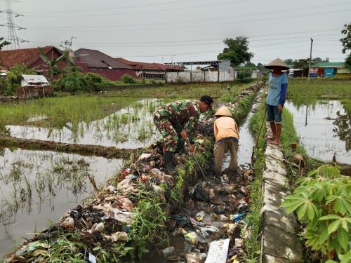 Sampah Menumpuk di Saluran Irigasi Jetaklengkong Pekalongan, Ini Yang Dilakukan Babinsa Bersama Warga