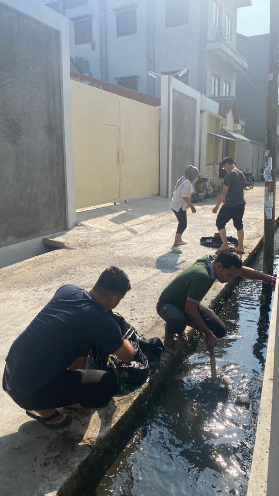 Komitmen Jaga Lingkungan Bersih, Hotel Santika Pekalongan Libatkan Karyawan Kerja Bakti Cegah Banjir