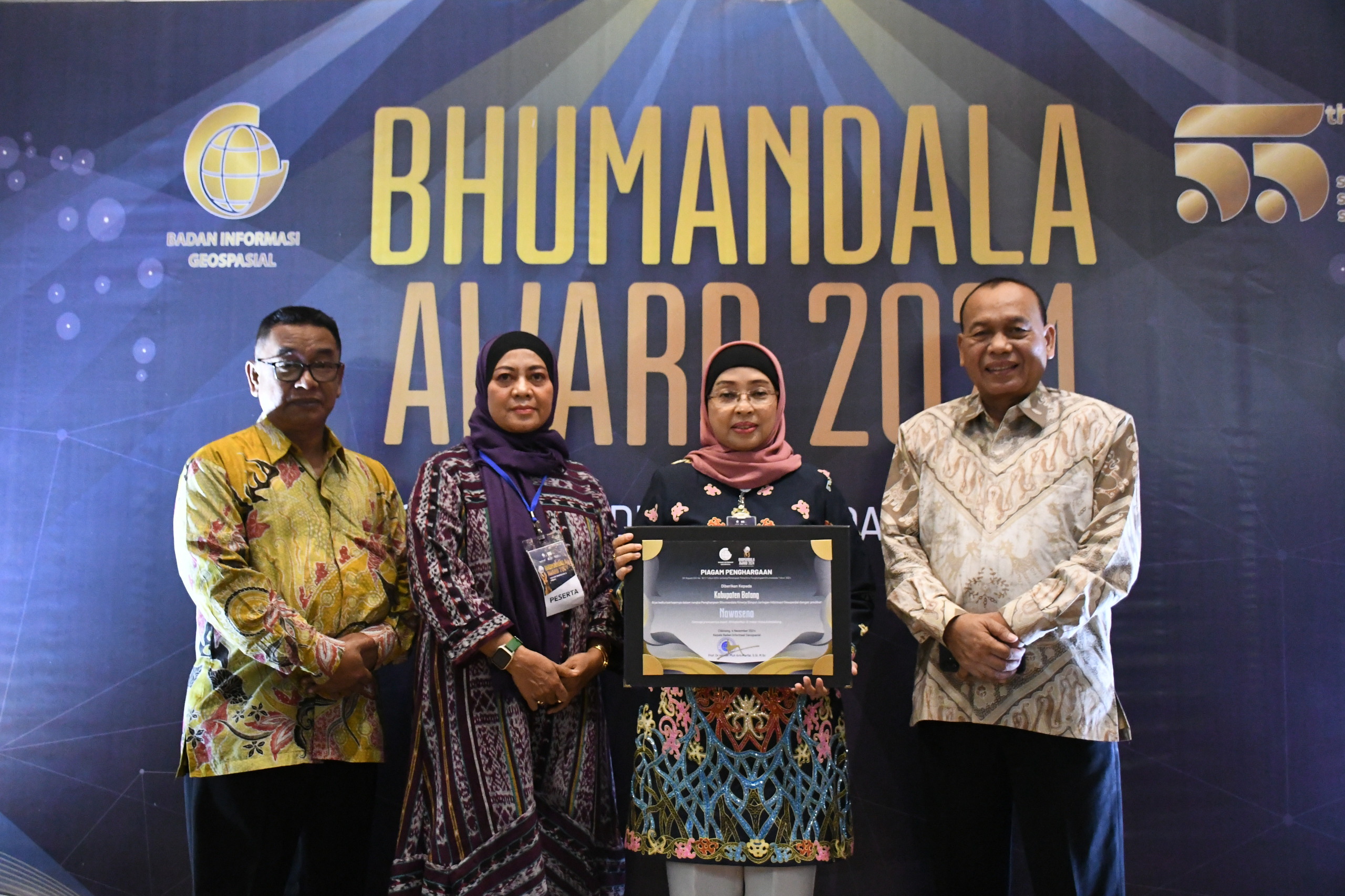 Dinilai Terdepan dalam Tata Kelola Berbasis Data Spasial, Pj Bupati Batang Terima Bhumandala Award 2024